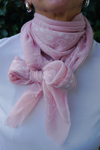 Écharpe rose pastel à motifs bandana