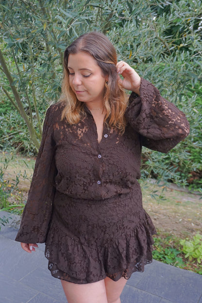 Ensemble dentelle marron jupe-short et chemise
