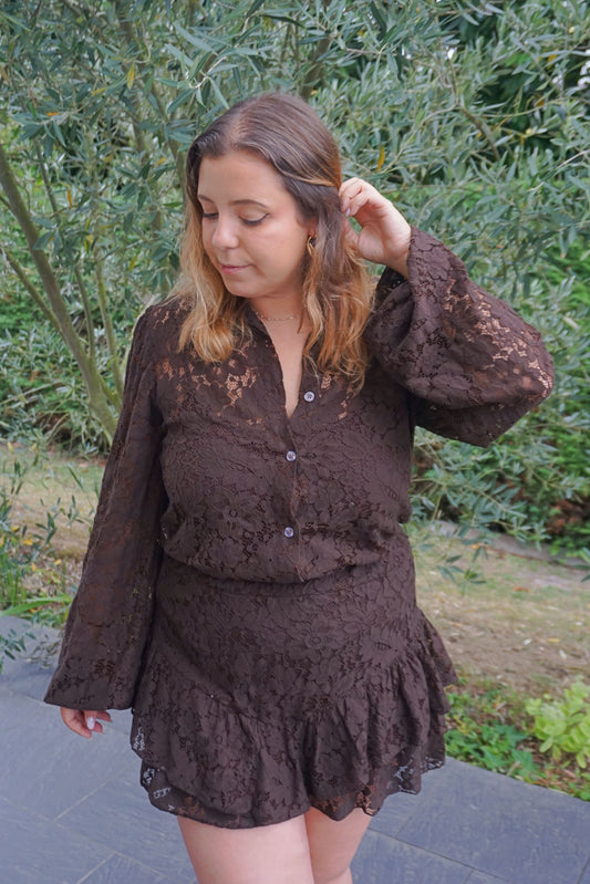 Ensemble dentelle marron jupe-short et chemise
