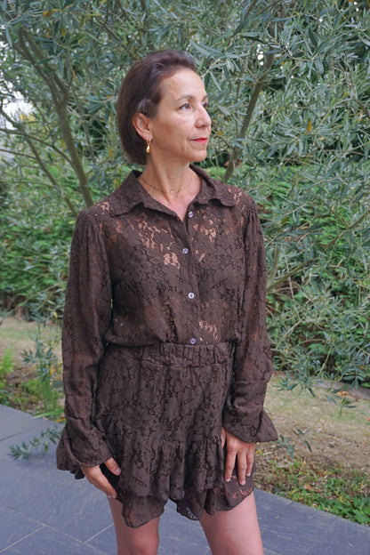 Ensemble dentelle marron jupe-short et chemise