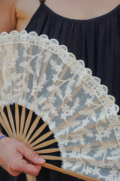 Éventail crème dentelle