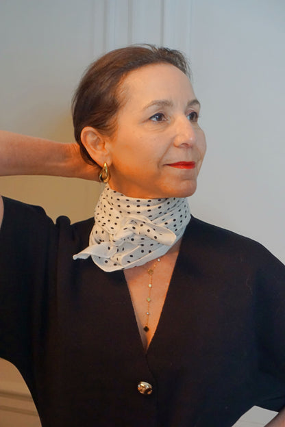 Foulard blanc à pois noirs