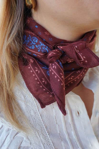 Foulard bordeaux fleurs bleues