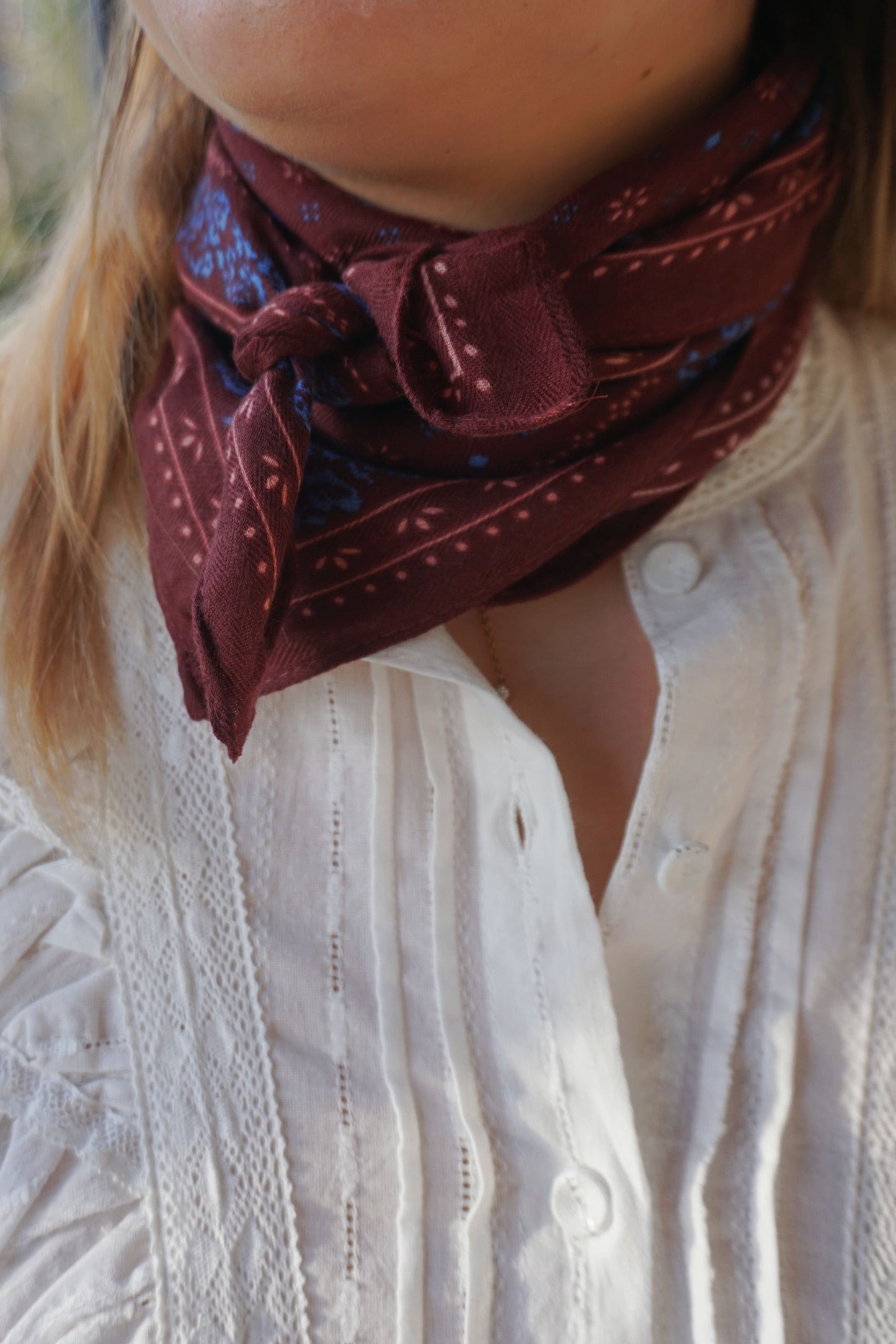 Foulard bordeaux fleurs bleues