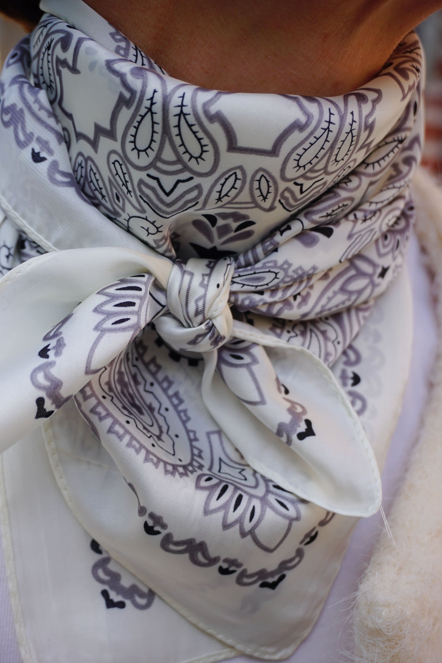 Foulard crème dessin gris