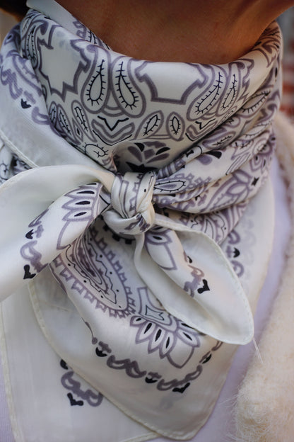Foulard crème dessin gris