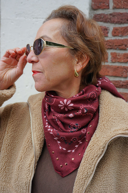 Foulard doux bordeaux motif bandana clous dorés