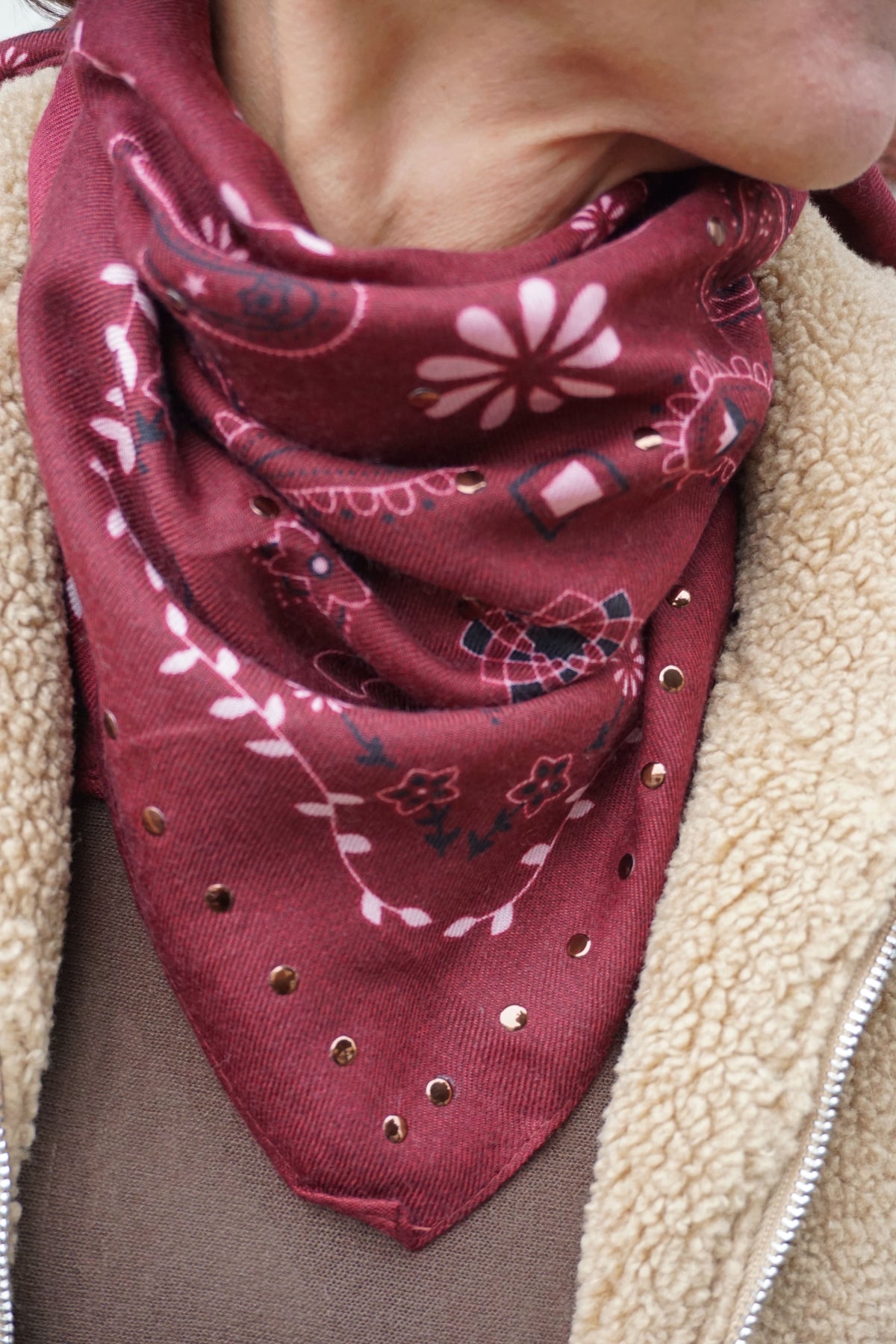Foulard doux bordeaux motif bandana clous dorés
