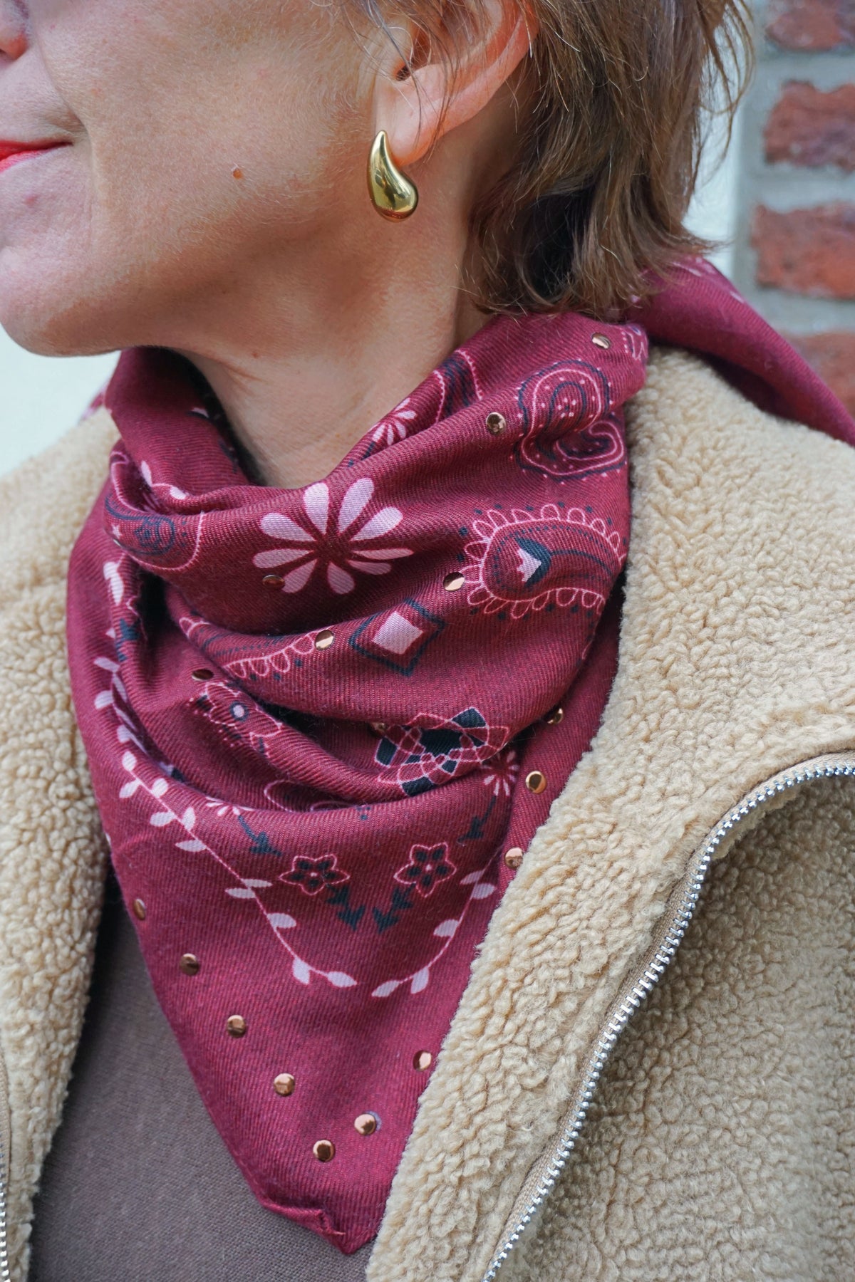 Foulard doux bordeaux motif bandana clous dorés