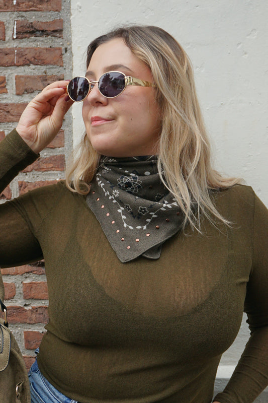 Foulard doux kaki motif bandana clous dorés