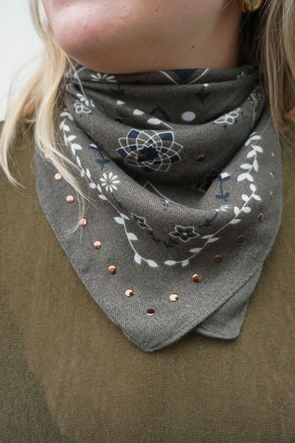 Foulard doux kaki motif bandana clous dorés
