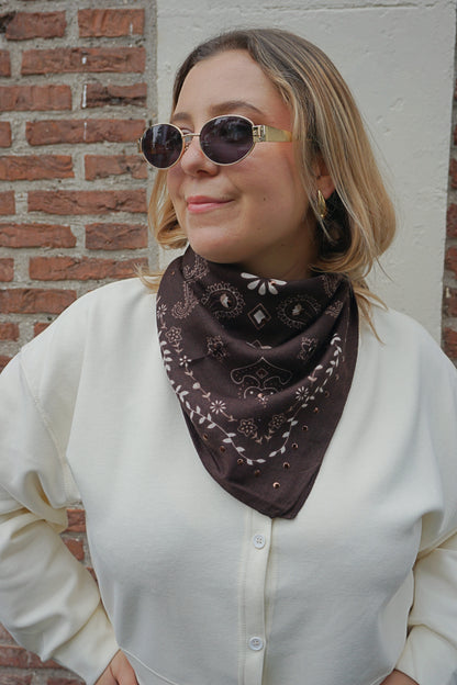 Foulard doux marron motif bandana clous dorés
