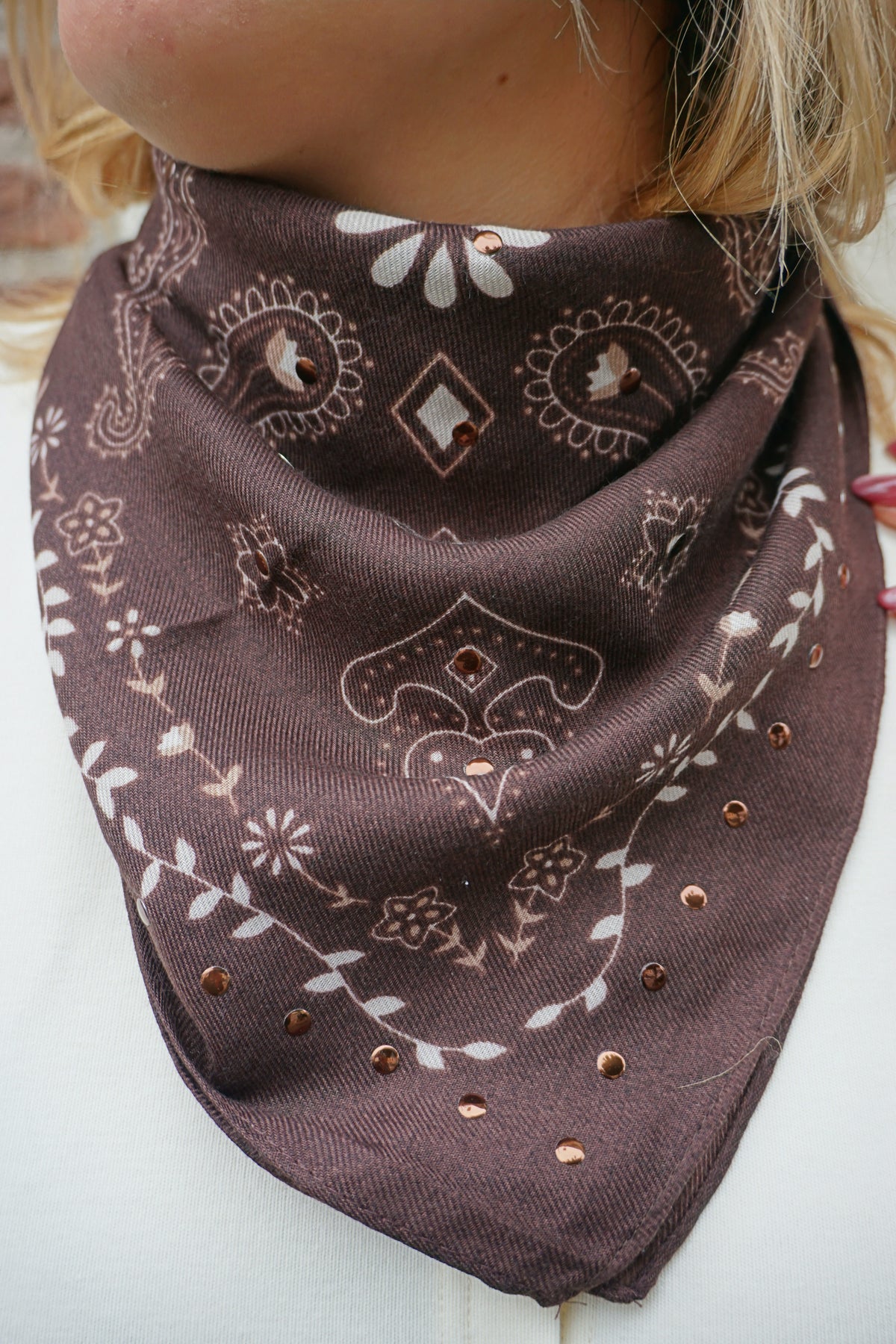 Foulard doux marron motif bandana clous dorés