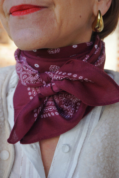 Foulard framboise motifs bandana