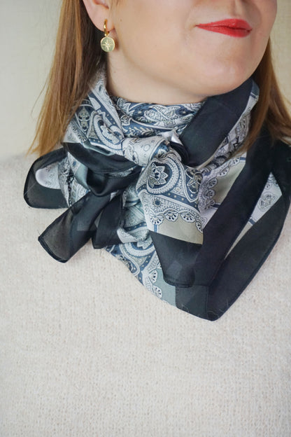 Grand foulard avec soie bleu motifs cachemire