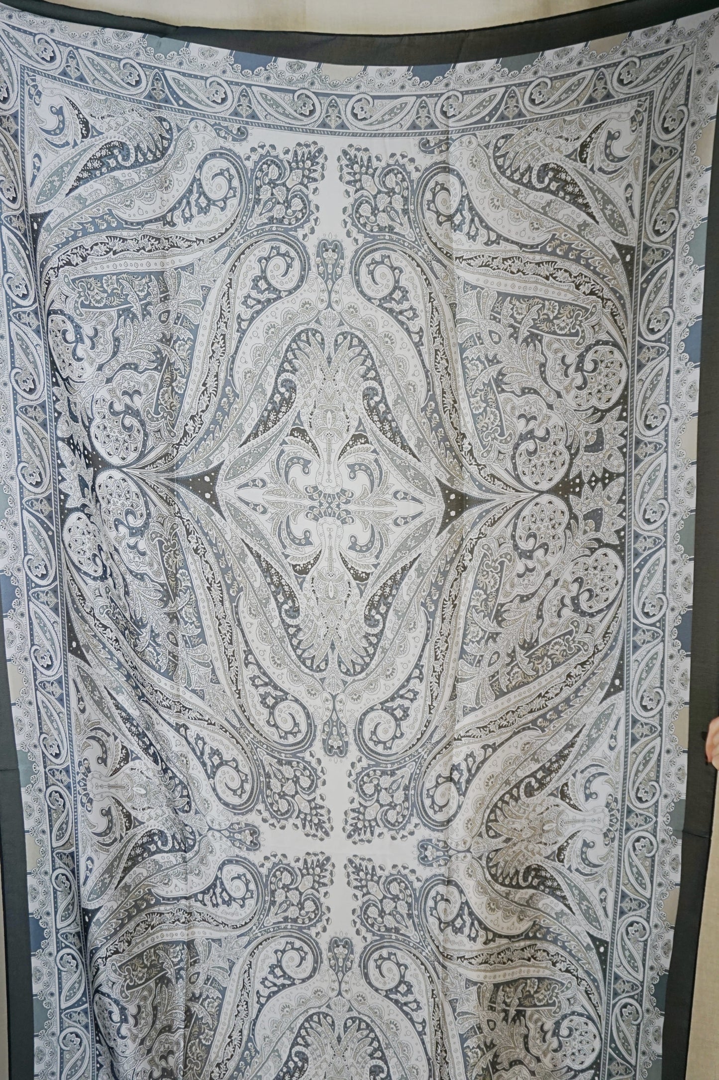 Grand foulard avec soie bleu motifs cachemire