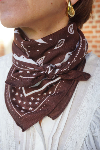 Foulard marron motifs bandana