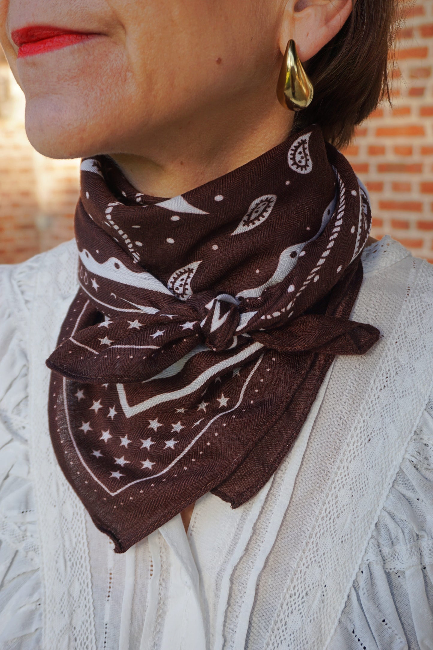 Foulard marron motifs bandana