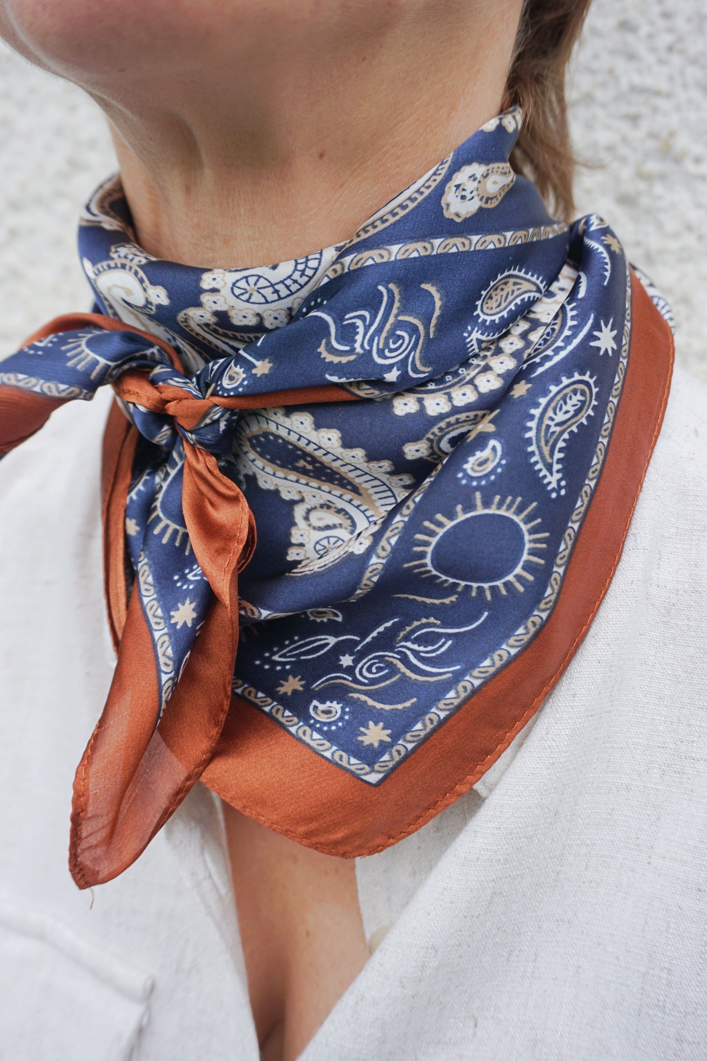 Foulard motif cachemire marron et marine