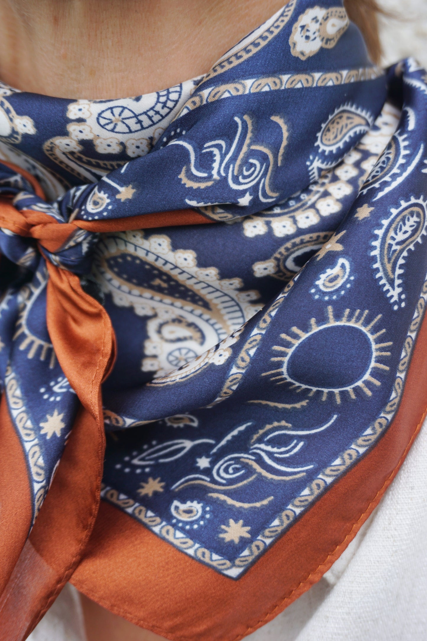 Foulard motif cachemire marron et marine