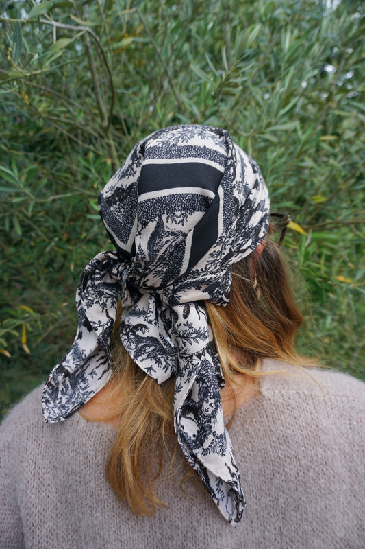 Foulard motif soleils crème et noir