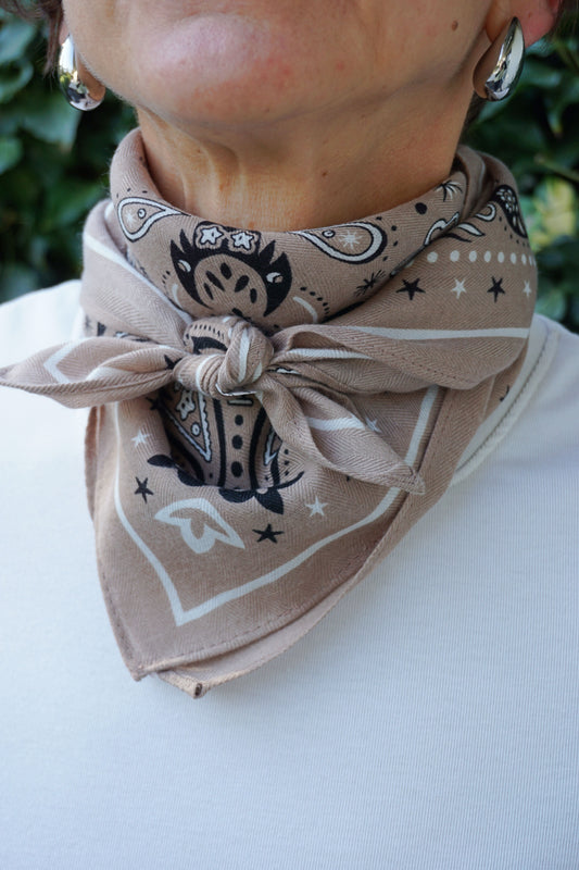 Foulard taupe motif bandana