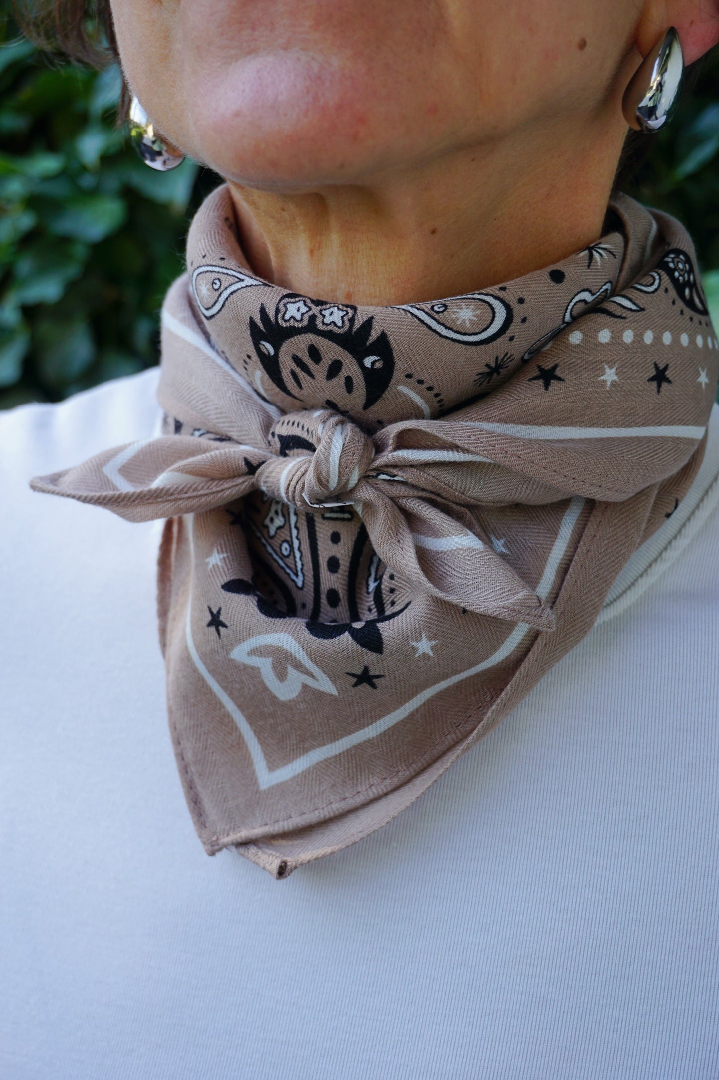 Foulard taupe motif bandana