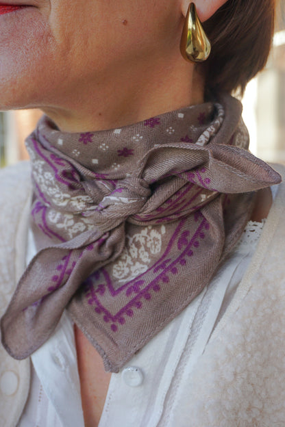 Foulard taupe fleurs prunes