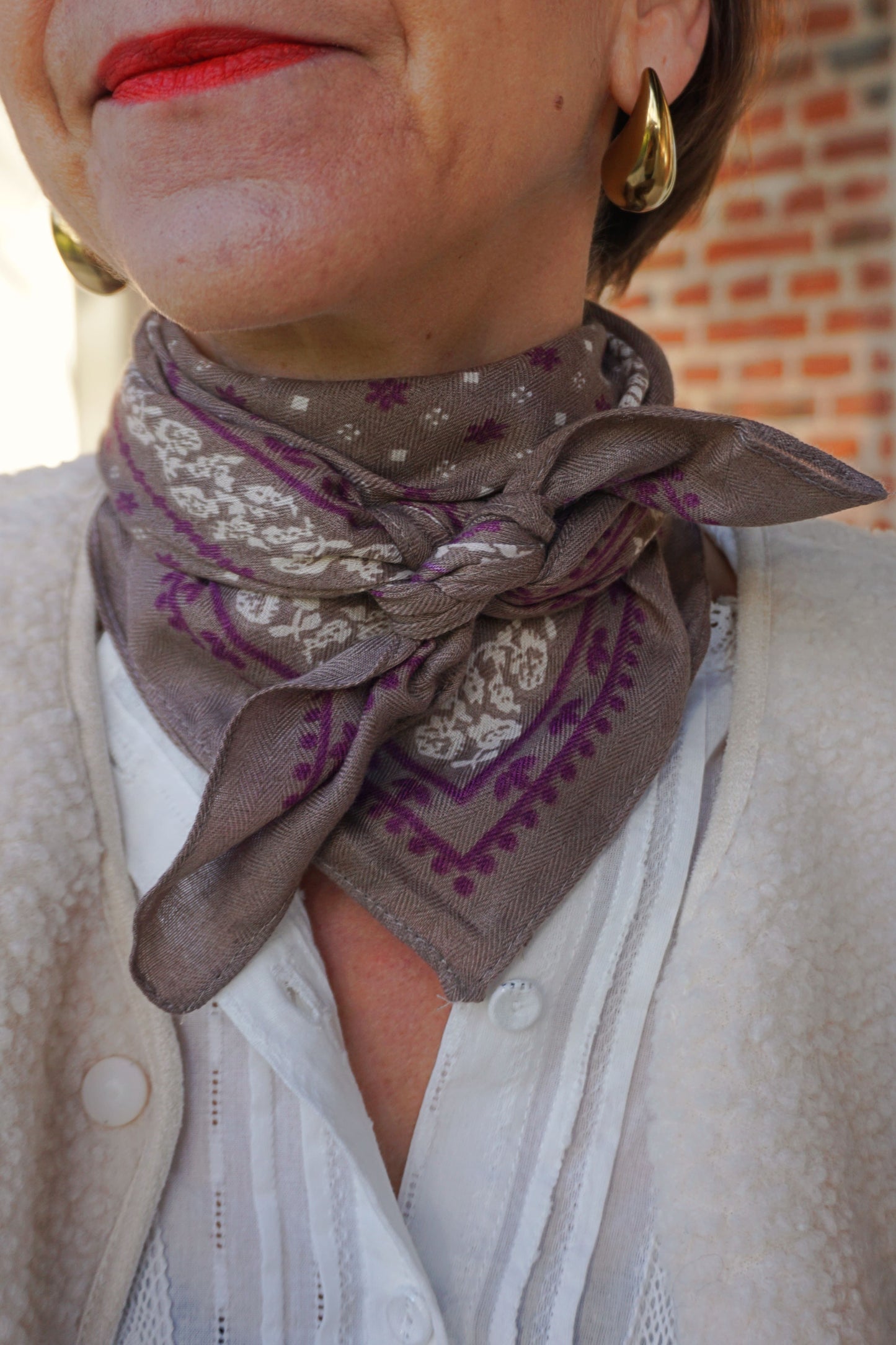 Foulard taupe fleurs prunes