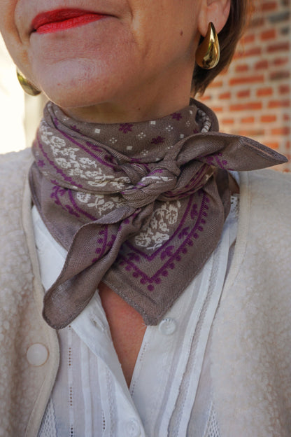 Foulard taupe fleurs prunes