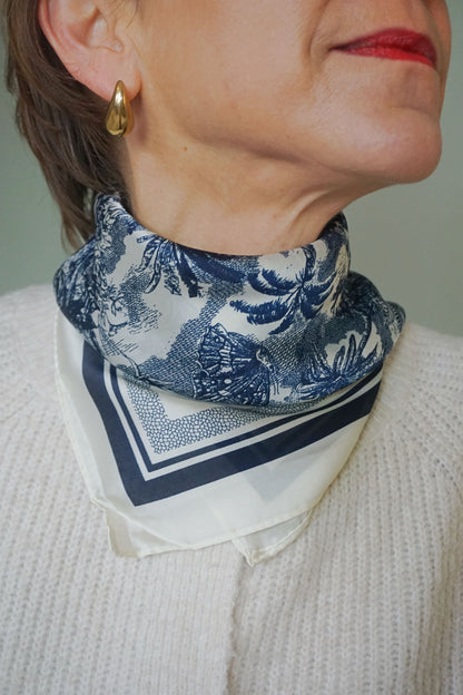 Foulard effet satiné bleu et blanc motifs nature