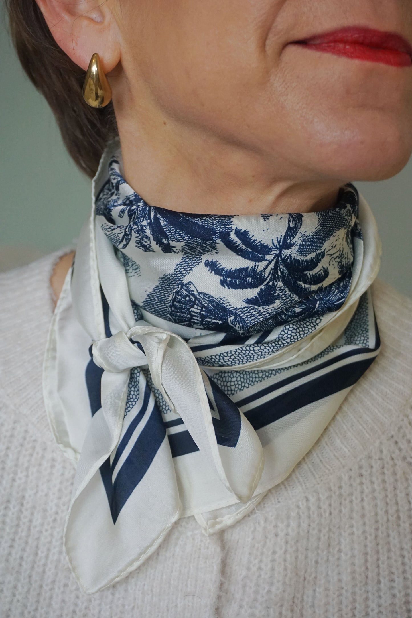 Foulard effet satiné bleu et blanc motifs nature