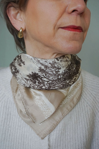 Grand foulard effet satiné marron et crème motifs nature