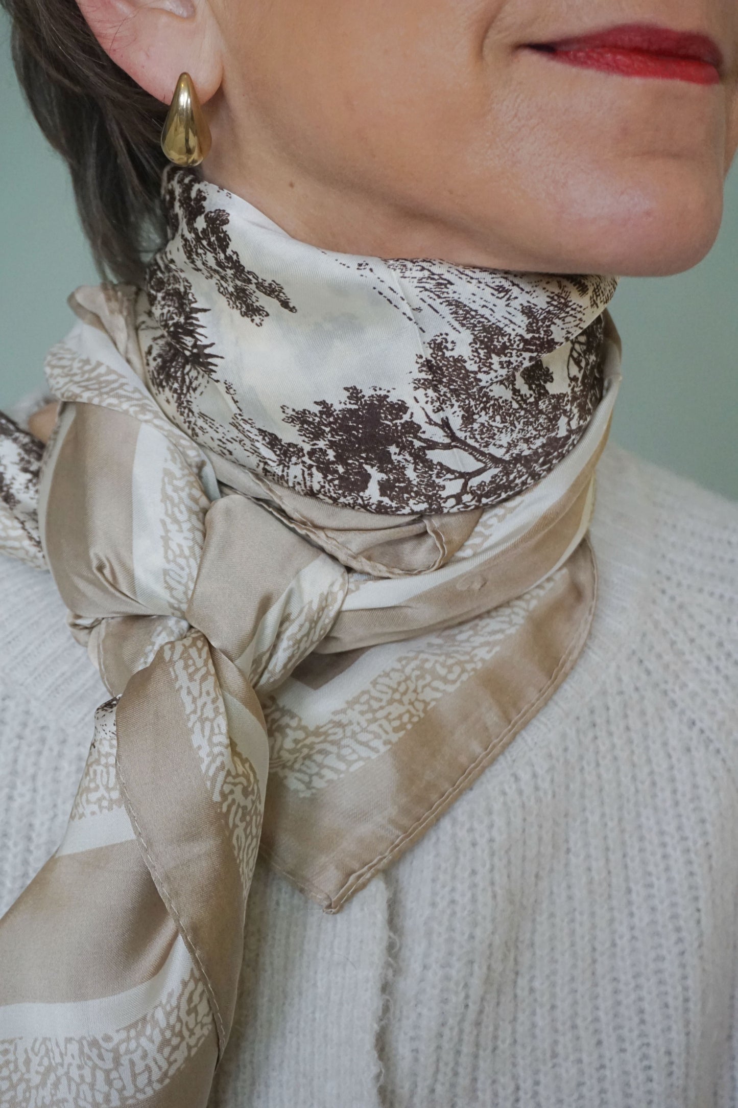 Grand foulard effet satiné marron et crème motifs nature