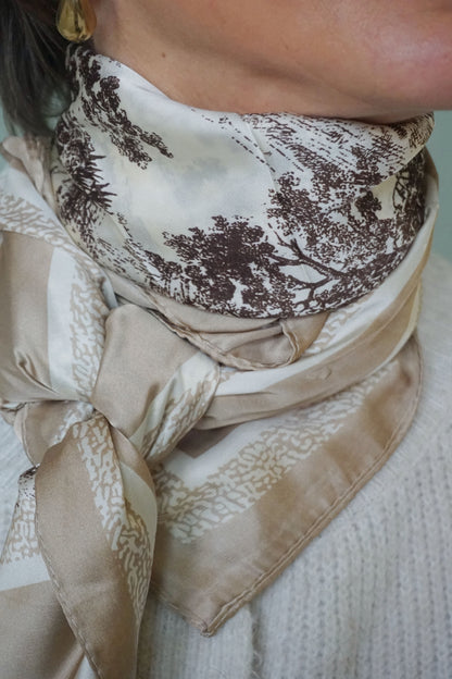 Grand foulard effet satiné marron et crème motifs nature