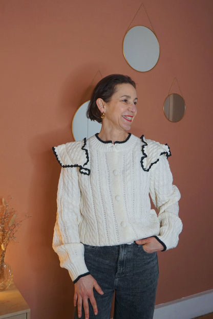 Gilet blanc volants et liseré noir