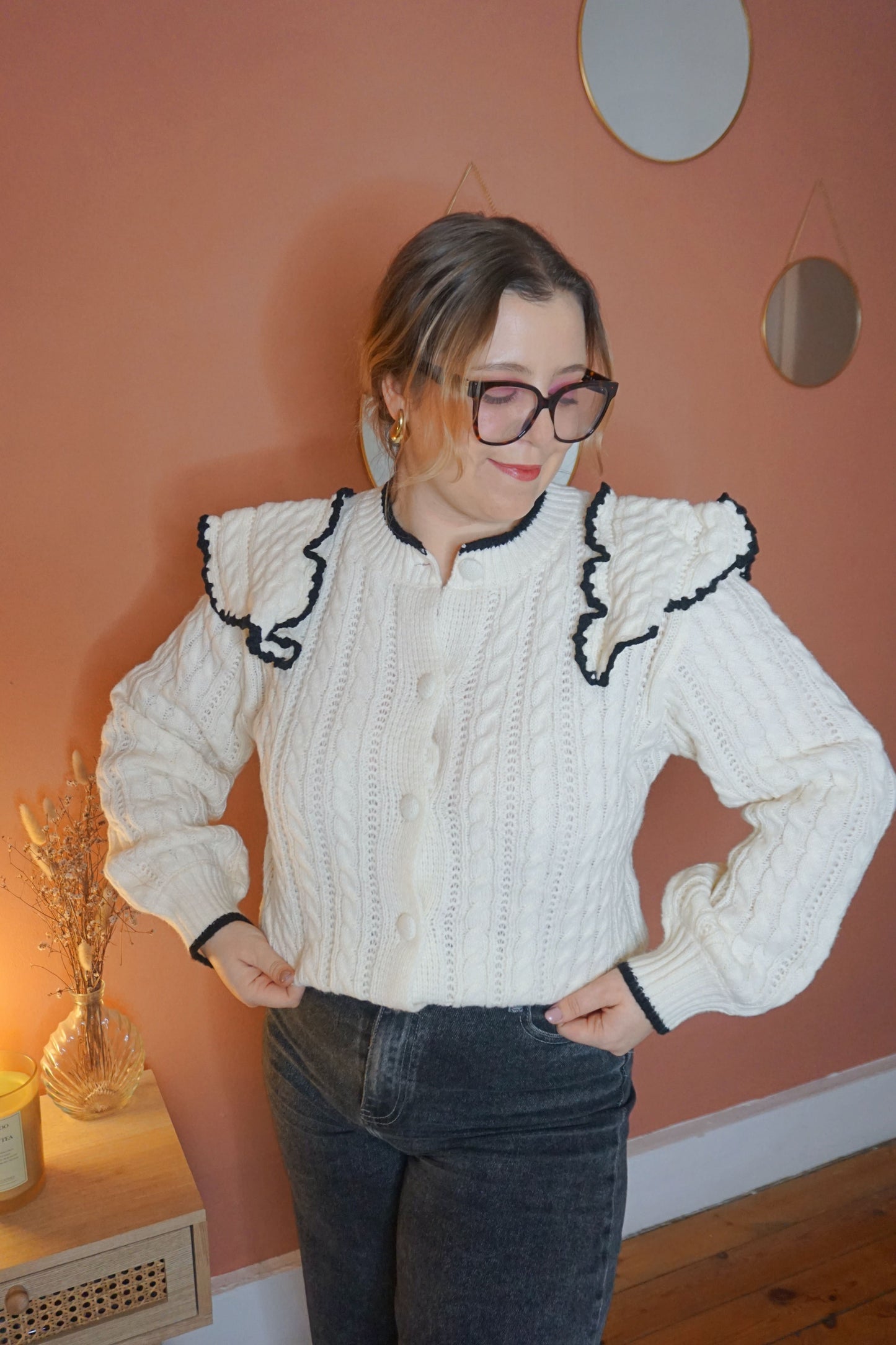 Gilet blanc volants et liseré noir