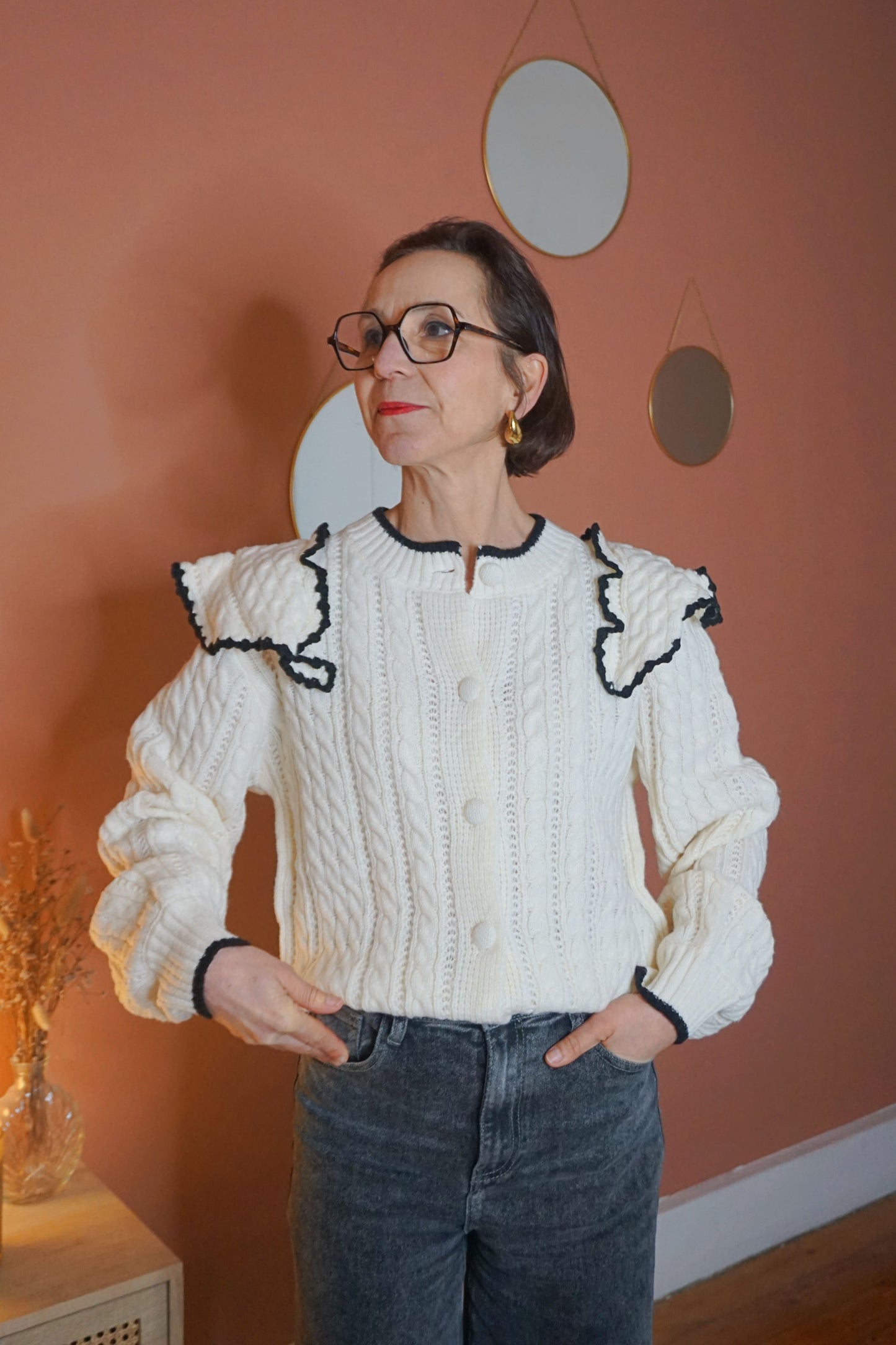 Gilet blanc volants et liseré noir