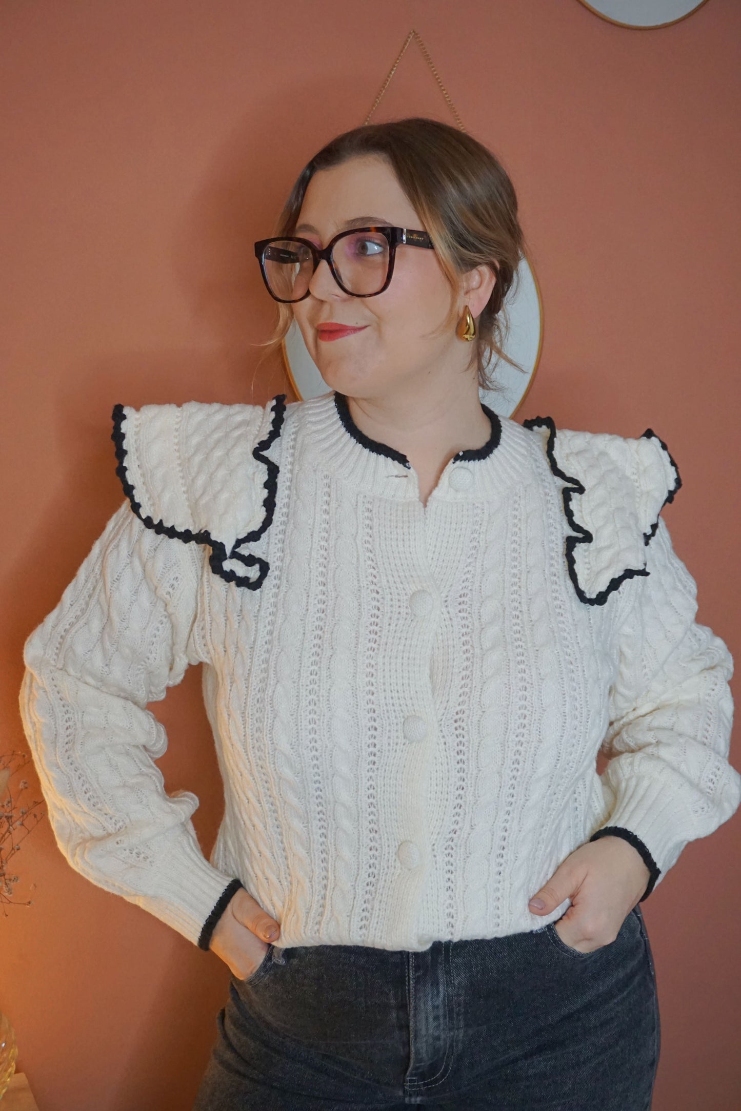 Gilet blanc volants et liseré noir