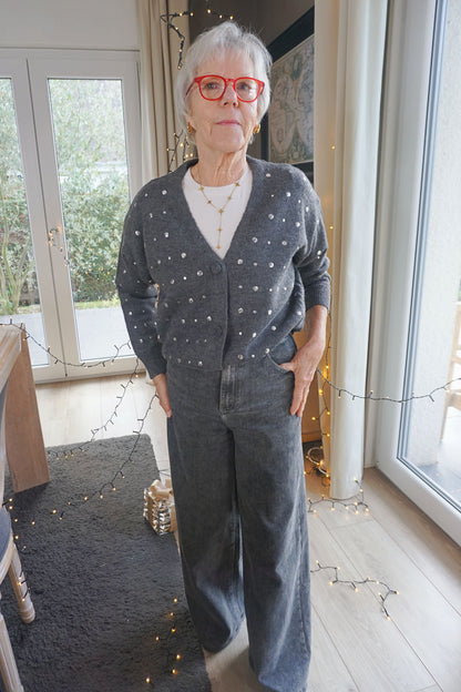 Gilet gris à clous argentés col V