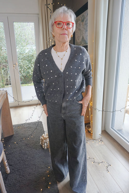 Gilet gris à clous argentés col V