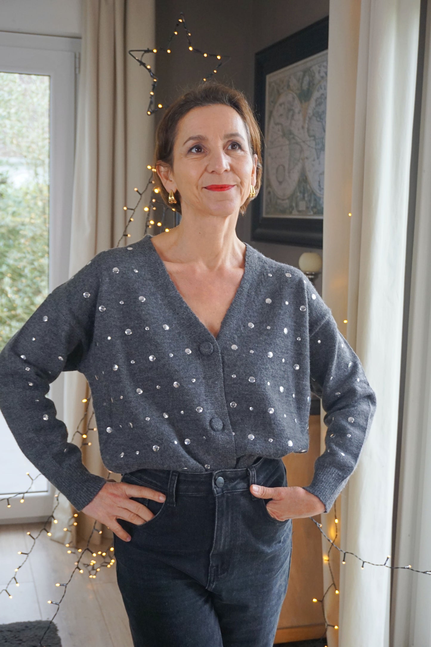 Gilet gris à clous argentés col V