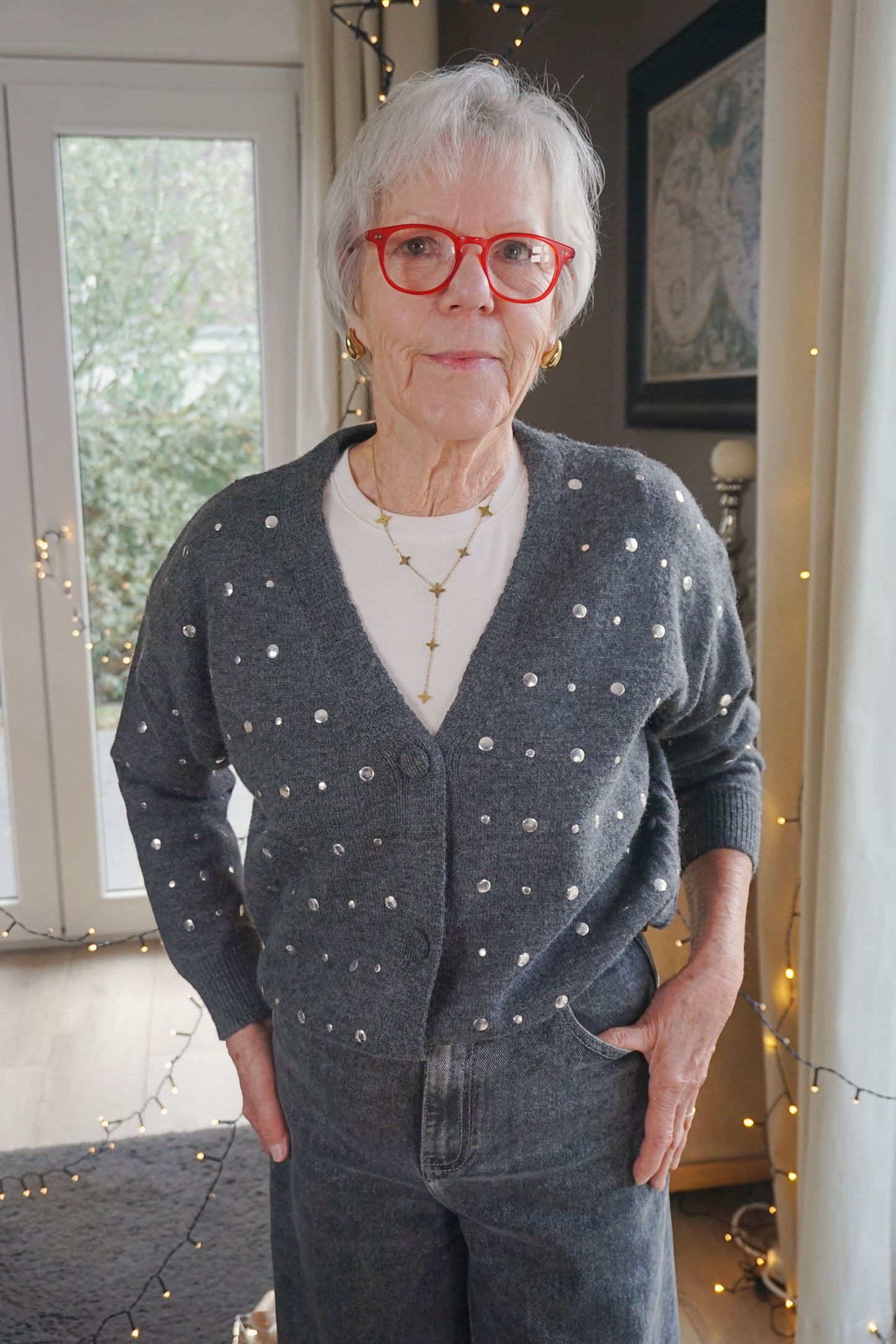 Gilet gris à clous argentés col V