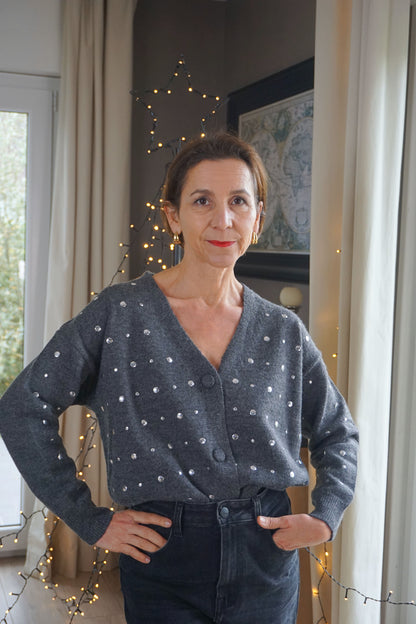 Gilet gris à clous argentés col V