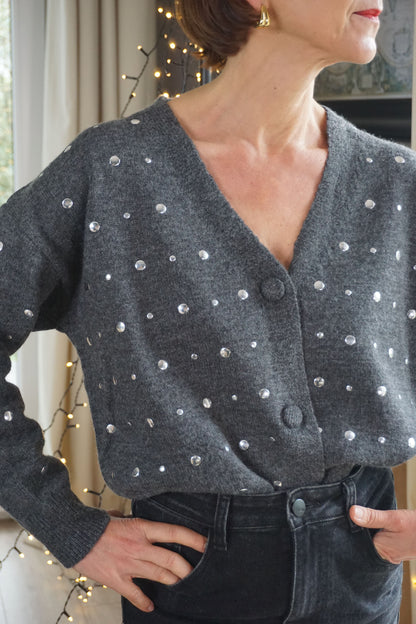 Gilet gris à clous argentés col V