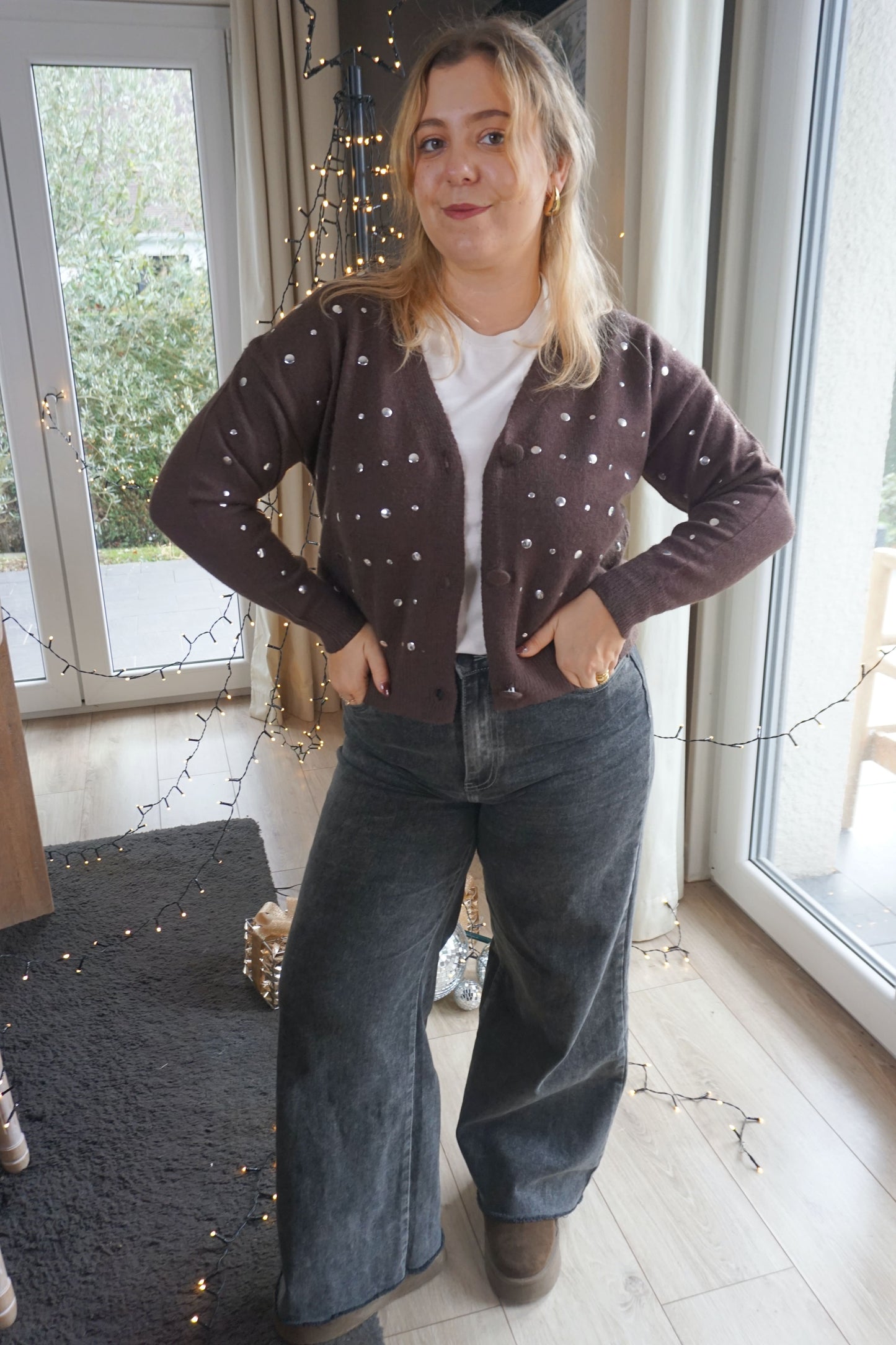 Gilet marron à clous argentés col V