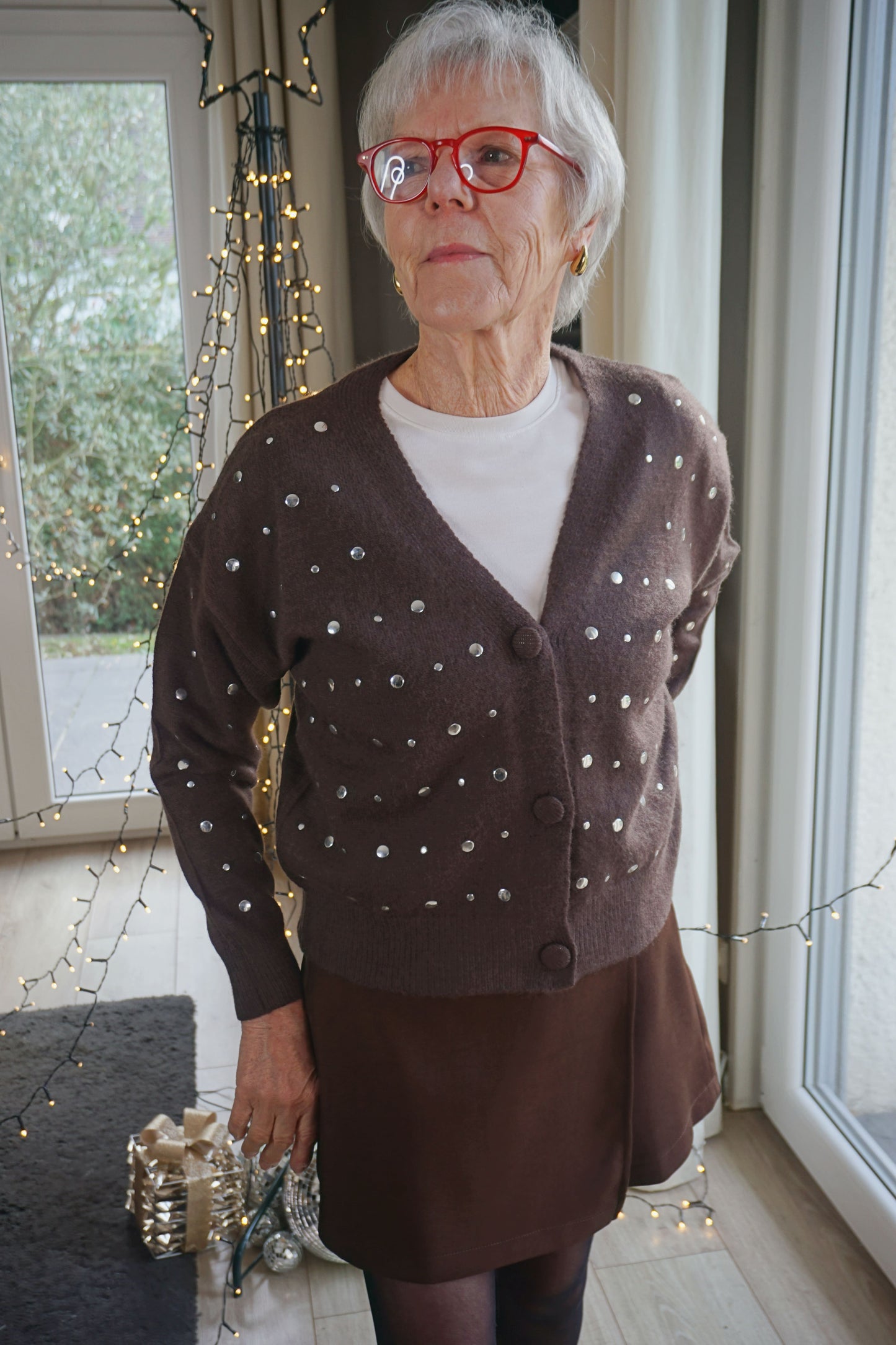 Gilet marron à clous argentés col V