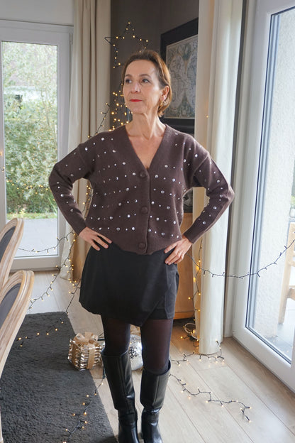 Gilet marron à clous argentés col V