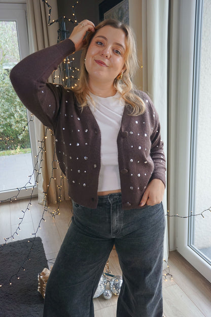 Gilet marron à clous argentés col V