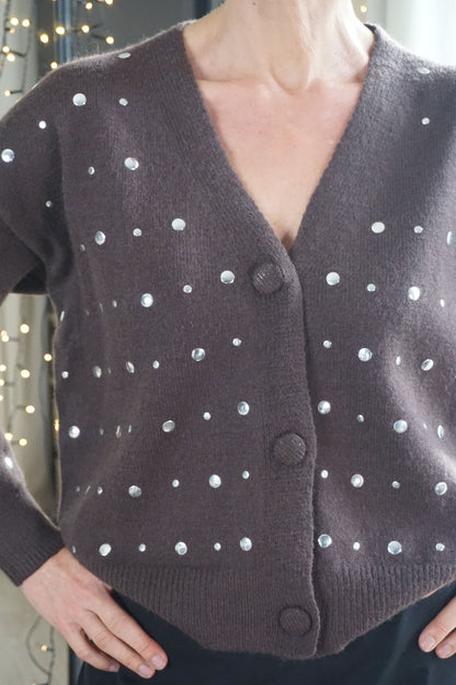 Gilet marron à clous argentés col V